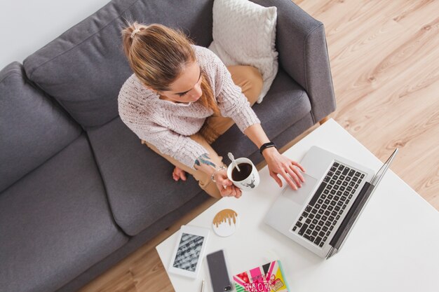 Frau arbeitet mit Laptop auf dem Tisch