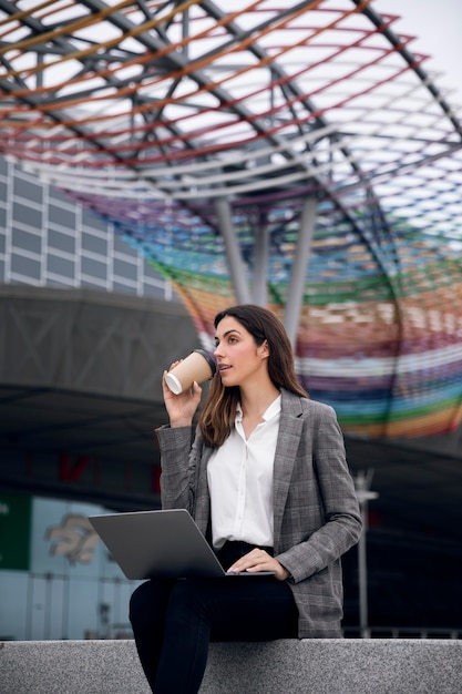 Kostenloses Foto frau arbeitet mit laptop mittlerer aufnahme