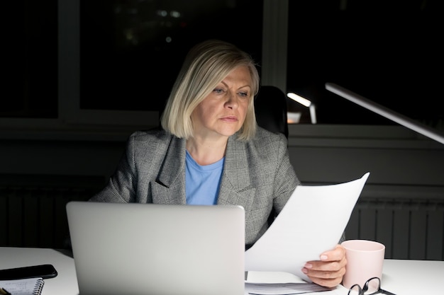 Frau arbeitet spät im Büro