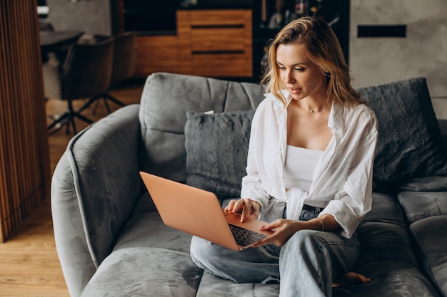 Frau arbeitet von zu Hause aus am Laptop