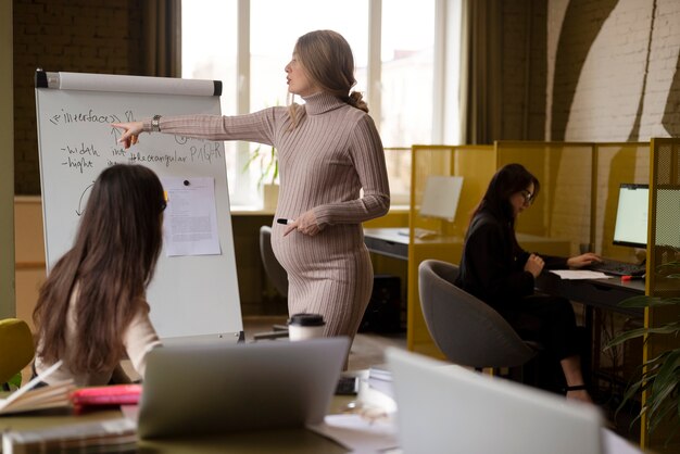 Frau arbeitet während der Schwangerschaft