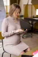 Kostenloses Foto frau arbeitet während der schwangerschaft