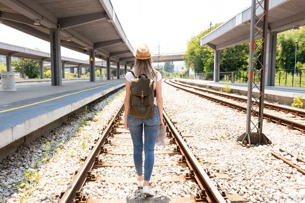 Frau auf Bahnstrecken von hinten