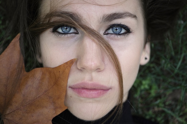 Kostenloses Foto frau auf dem boden liegend