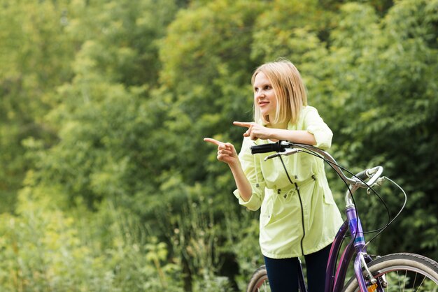 Frau auf dem Fahrrad, das weg mit Kopienraum schaut