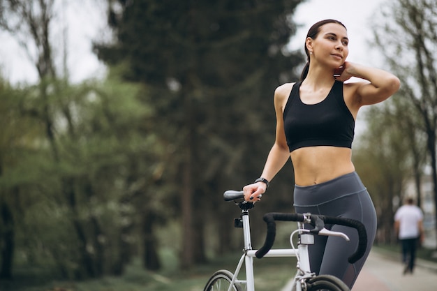 Frau auf dem Fahrrad