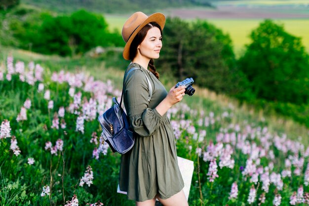 Frau auf dem Feld mit Kamera