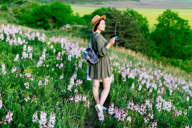 Frau auf dem Feld mit Kamera