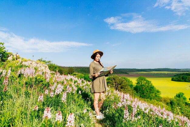 Frau auf dem Feld mit Karte