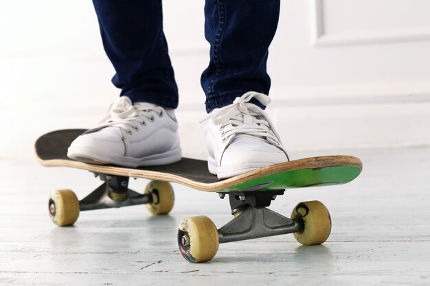 Frau auf dem Skateboard