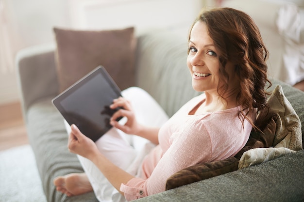 Frau auf dem Sofa mit einer Tablette