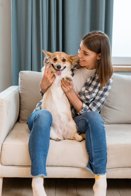 Frau auf der Couch mit ihrem Hund