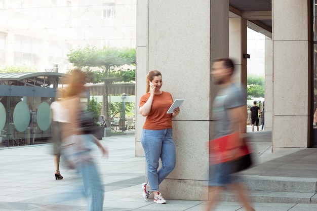 Kostenloses Foto frau auf der straße, lifestyle