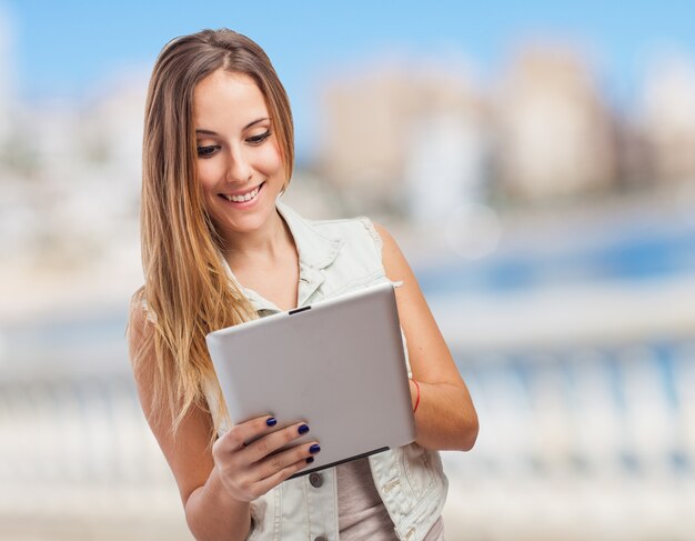 Frau auf der Straße mit einer Tablette