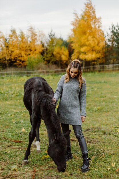 Frau auf einem Pferd auf Rancho. Reiten, Hobbyzeit. Konzept von Tieren und Menschen