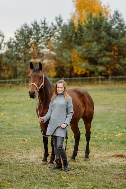 Frau auf einem Pferd auf Rancho. Reiten, Hobbyzeit. Konzept von Tieren und Menschen