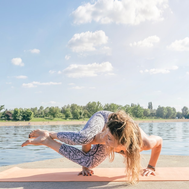 Frau auf Händen am Wasser