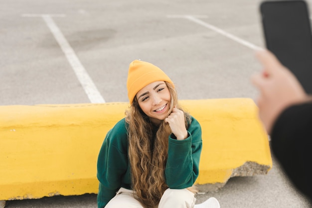 Kostenloses Foto frau auf skateboard lächelnd für foto