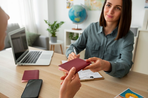 Kostenloses Foto frau aus der vogelperspektive, die als reisebüro arbeitet