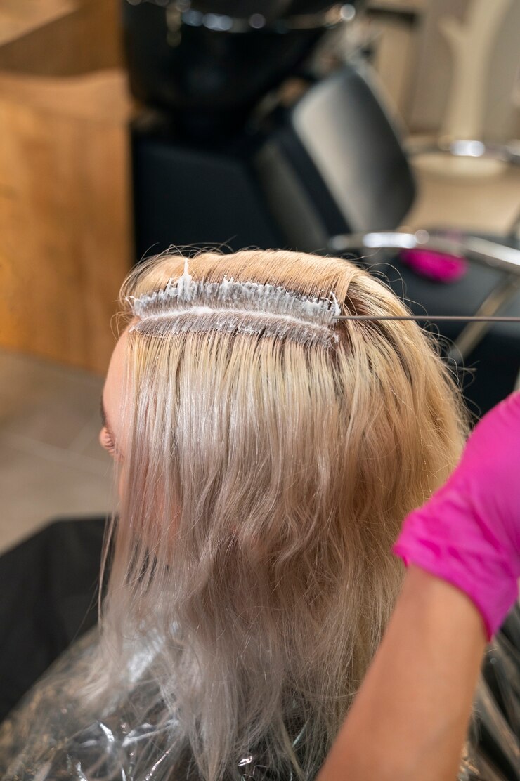 Kostenlose Foto frau aus der vogelperspektive im friseursalon