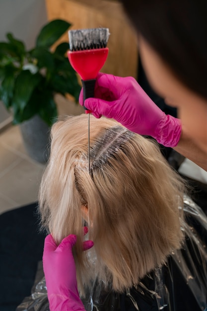 Kostenloses Foto frau aus der vogelperspektive im friseursalon