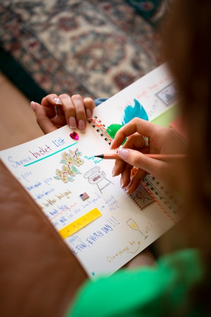 Kostenloses Foto frau aus der vogelperspektive macht kreatives journaling