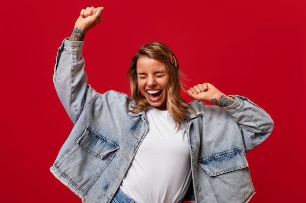 Kostenloses Foto frau aus der vorderseite posiert im studio