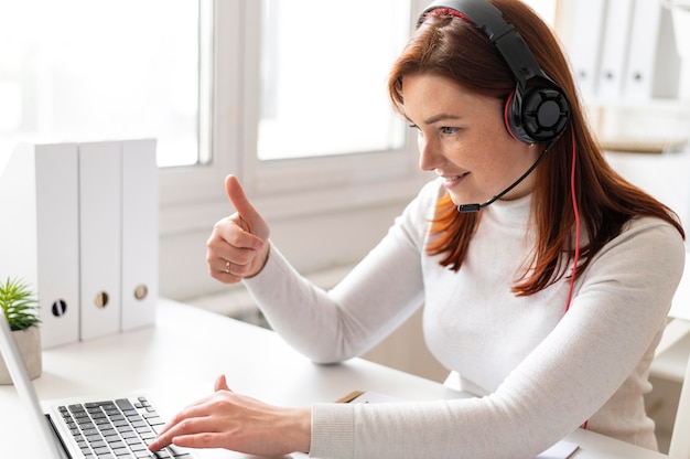 Frau bei der Arbeit, die Videoanruf auf Laptop hat