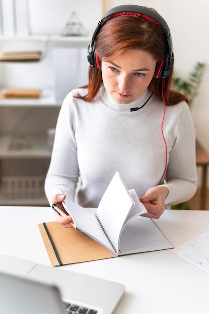 Kostenloses Foto frau bei der arbeit mit videoanruf