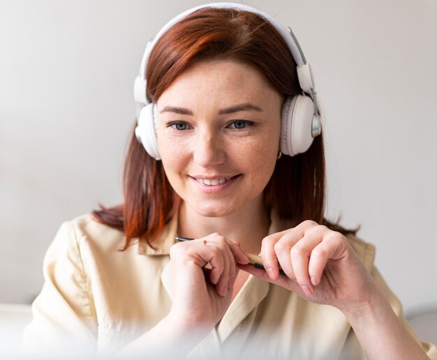 Frau bei der Arbeit mit Videoanruf