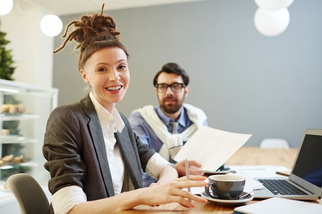 Kostenloses Foto frau bei der arbeit