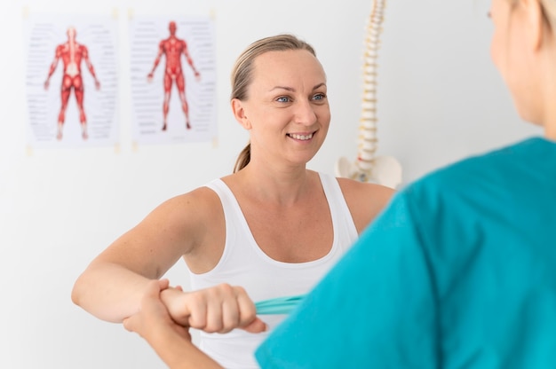 Frau bei einer Physiotherapie-Sitzung