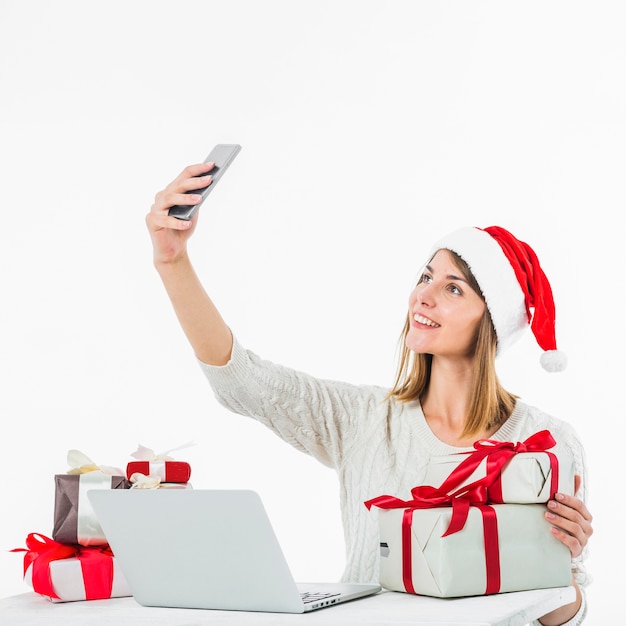 Frau bei Tisch, die selfie nimmt