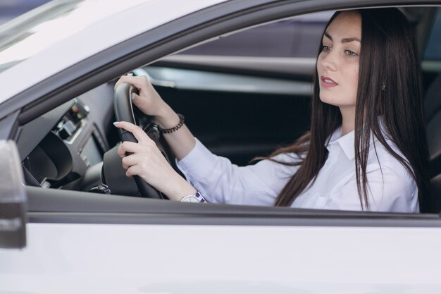 Frau beim Autofahren