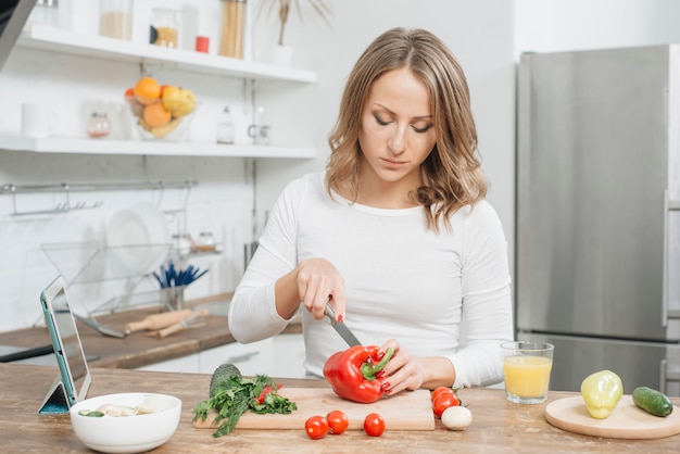 Frau beim Kochen