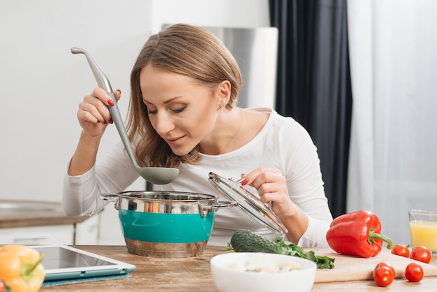 Kostenloses Foto frau beim kochen