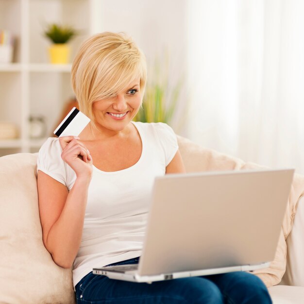 Frau beim Online-Shopping auf ihrem Laptop