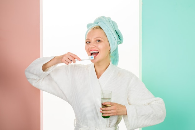 Frau beim zähneputzen mit zahnbürste dental higiene mundpflege glückliches mädchen mit zahnbürstenreinigung Premium Fotos