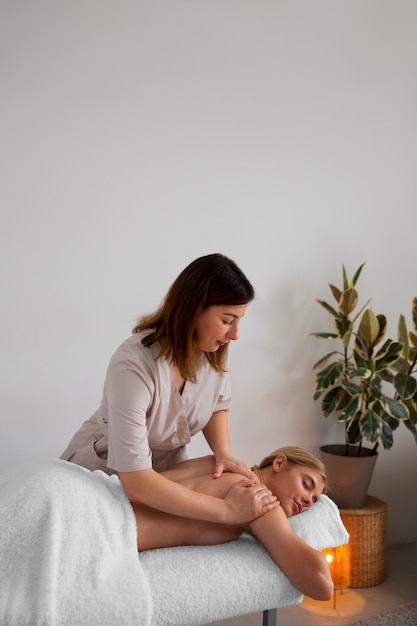 Frau bekommt eine Rückenmassage vom Masseur