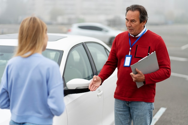 Kostenloses Foto frau bekommt ihren führerschein