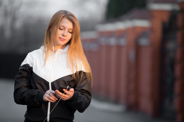 Frau beobachtet ihr Handy