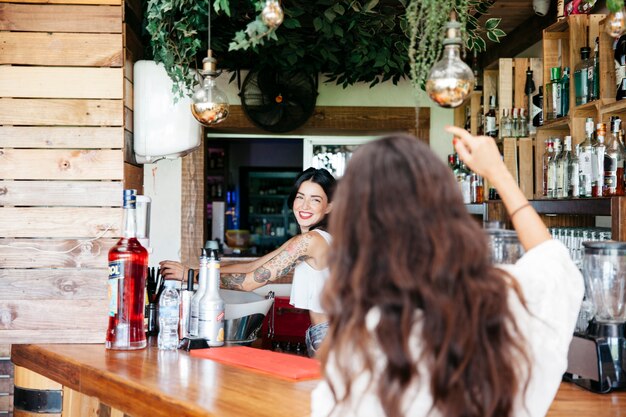 Frau bestellt an bar