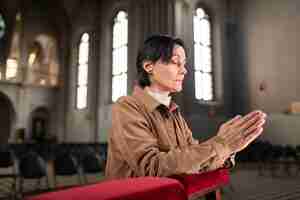 Kostenloses Foto frau betet in der kirche