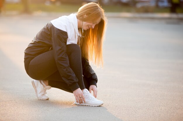 Frau Binden der Schuhe