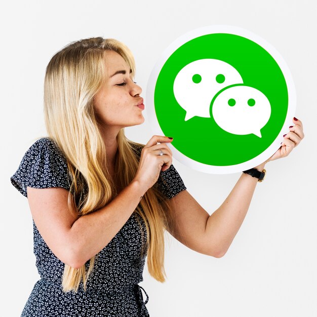 Frau bläst einen Kuss auf eine WeChat-Symbol