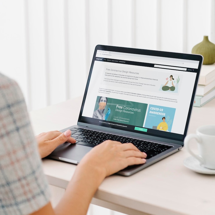 Kostenlose Foto frau checkt kostenlose designressourcen auf einer website aus