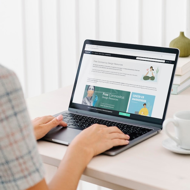 Frau checkt kostenlose Designressourcen auf einer Website aus