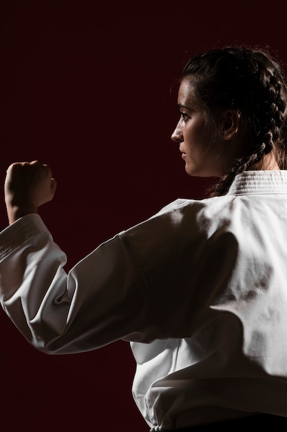 Kostenloses Foto frau der nahaufnahme seitlich in der weißen karateuniform