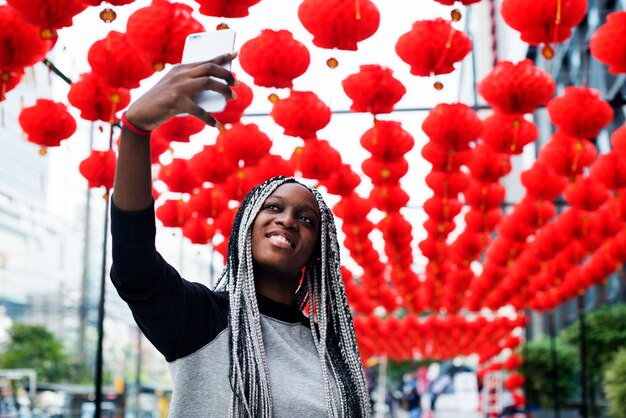 Frau des afrikanischen Abfalls selfies mit roter Lampe