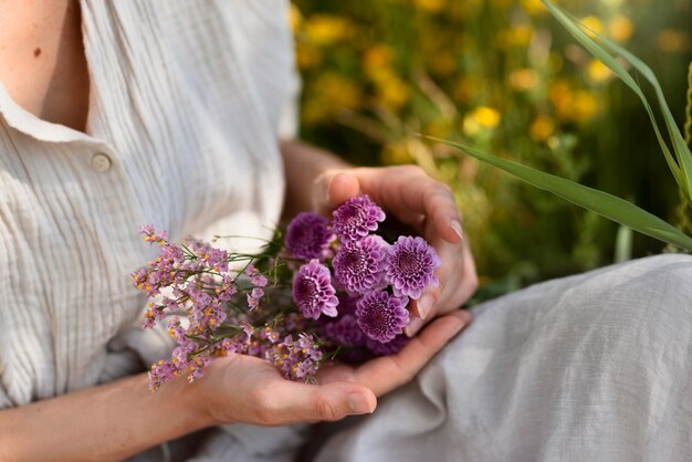 Frau des hohen winkels, die blumen hält